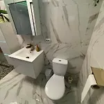 Garsonierǎ la curte si ciubǎr extracost Apartament *