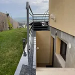 Apartament Garsonierǎ la curte si ciubǎr extracost *