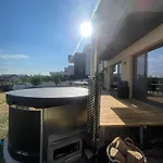 Garsonierǎ la curte si ciubǎr extracost Apartament