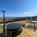 Apartament Garsonierǎ la curte si ciubǎr extracost