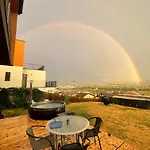 Garsonierǎ la curte si ciubǎr extracost Apartament