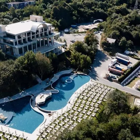 Apartament Garsonierǎ la curte si ciubǎr extracost