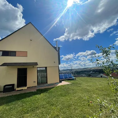 Apartament Garsonierǎ la curte si ciubǎr extracost