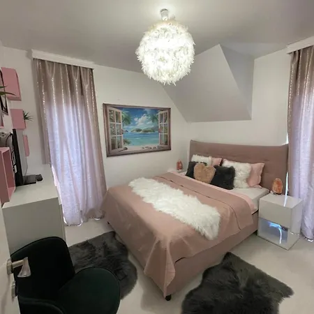 Garsoniera La Curte Cu Ciubar Extracost Daire Kaloşvar