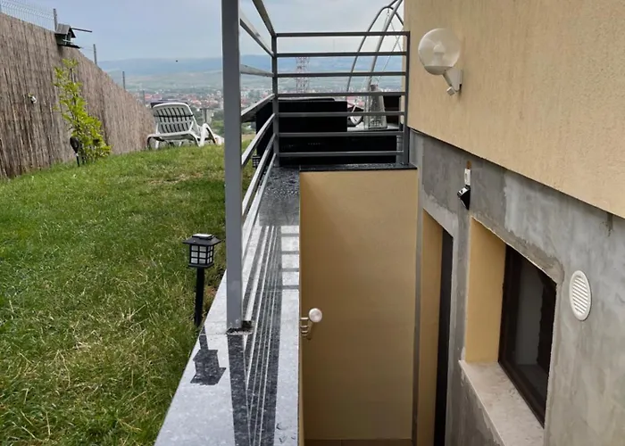 Apartament Garsonierǎ La Curte Cu Ciubǎr *