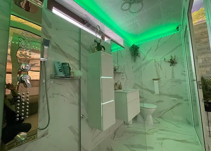 Garsonierǎ La Curte Cu Ciubǎr Apartament *